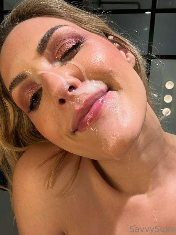 His cum makes a great lipgloss 😋🫦