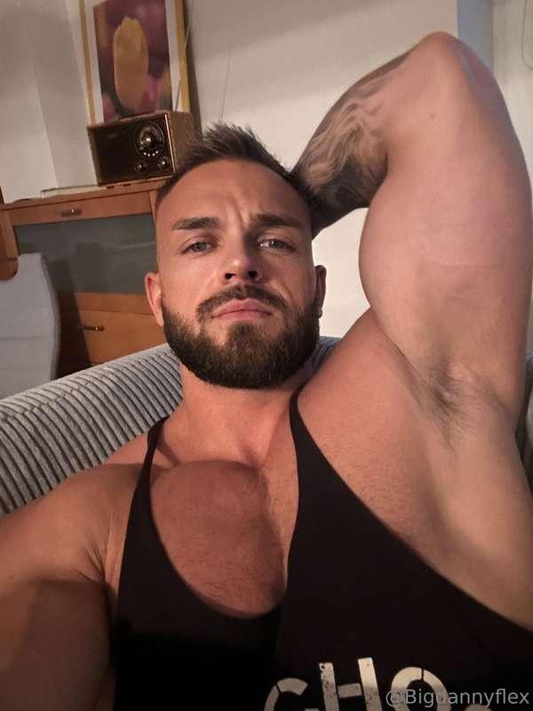 I know you wanna lick my armpit, come and enjoy 😈 DM ME NOW!