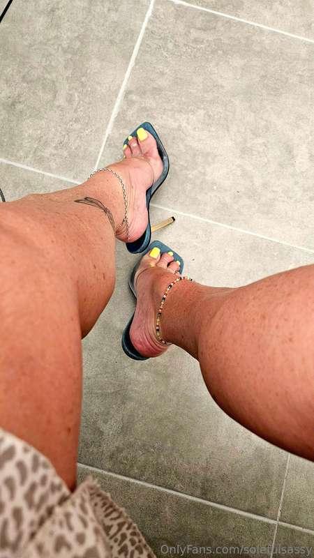 Love these heels! 💙💛💙 last of the yellow pedi until next tim..