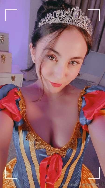 I'm live rn 🥰 https://allmylinks.com/emilyhill