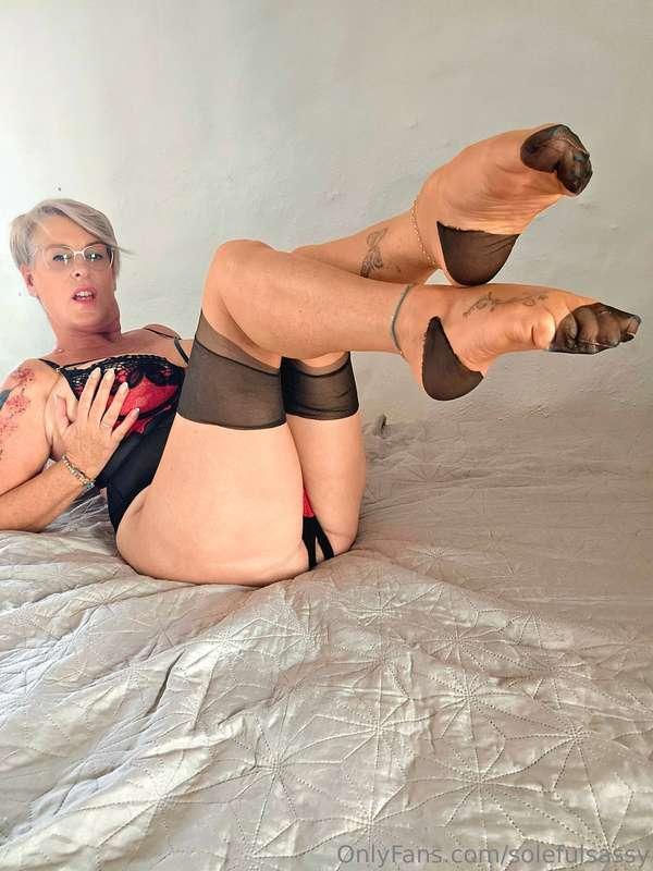 Nylons do make me feel sexy! I dunno if its how they feel ho..