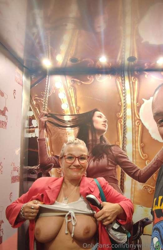 How fancy is this for a hotel lift 😍 absolutely wonderful 👌