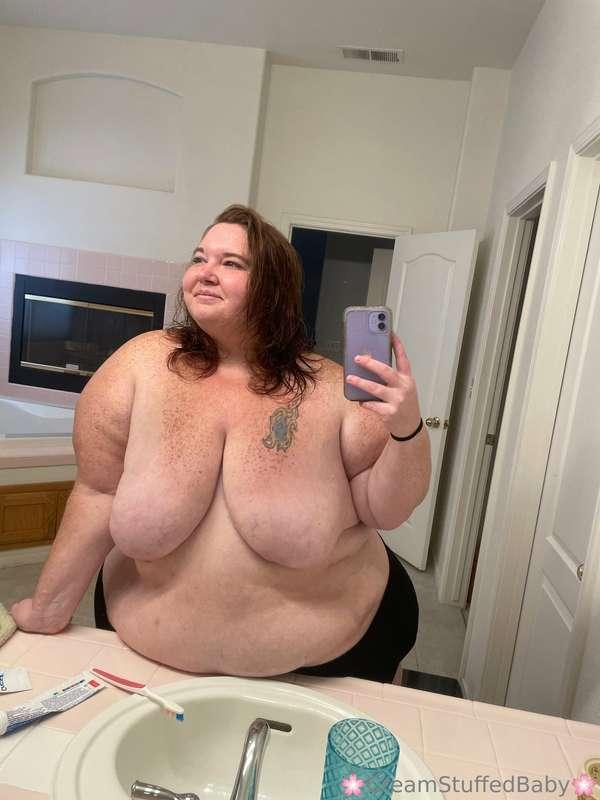 Just a fat babe, being a fat babe 🥰🐷