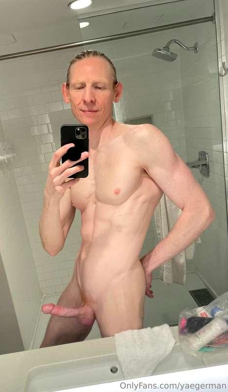 Gotta have at least ONE hotel mirror selfie while I’m out of..
