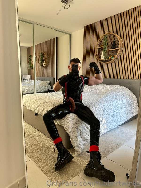 Start your week by being a good boy and by gagging on my hug..