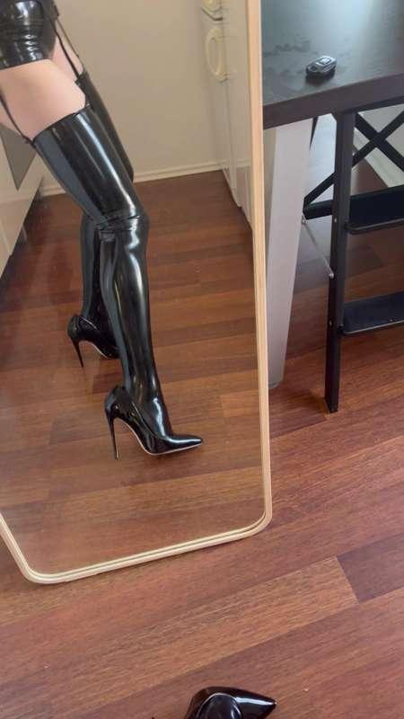 Backstage in latex stockings