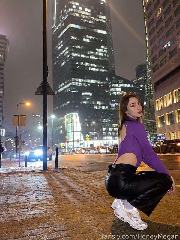 I like to walk around the city at night when I get the chance, and I also like it when guys take the initiative....🥰