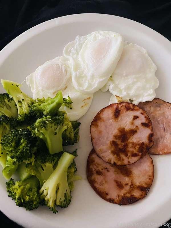 Health is wealth. Poached eggs, Canadian bacon and broccoli ..