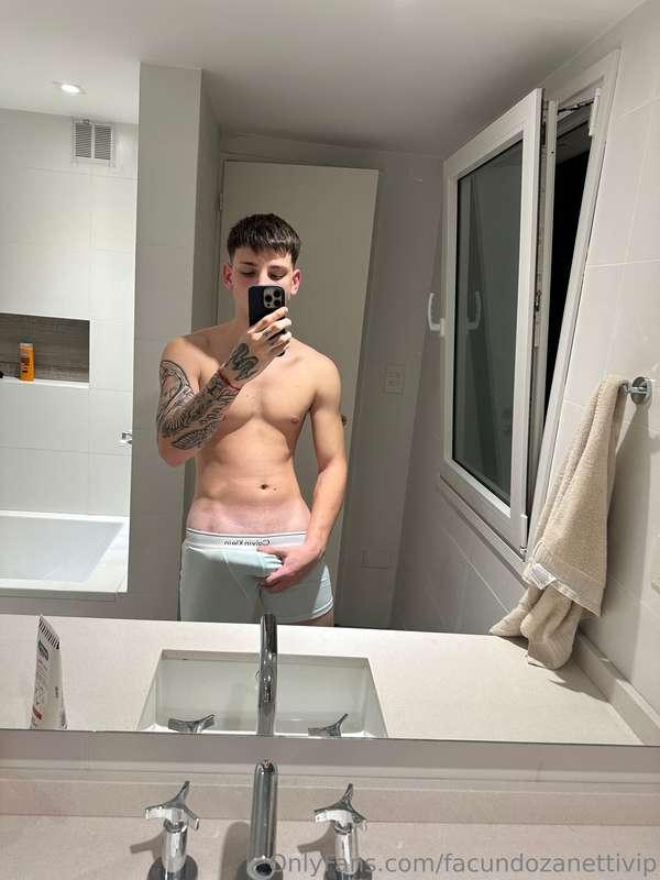 masturbandome en el baño con mis calzones blancos y mi gran ..