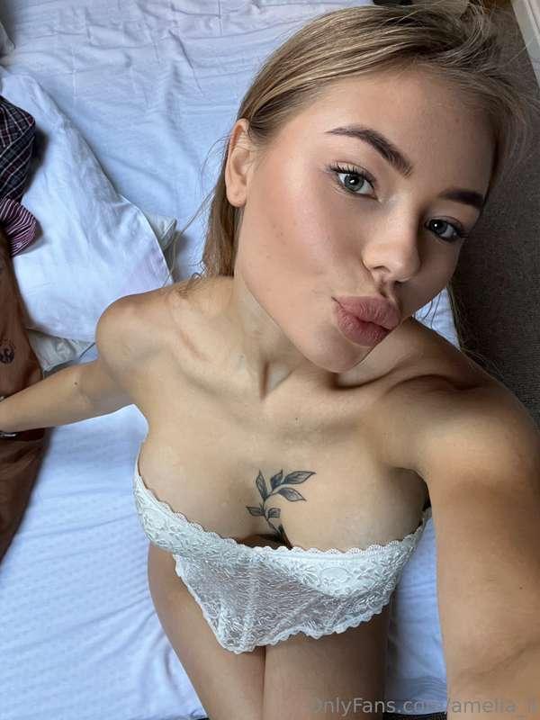 In this selfie, I show you my deepest desires😘