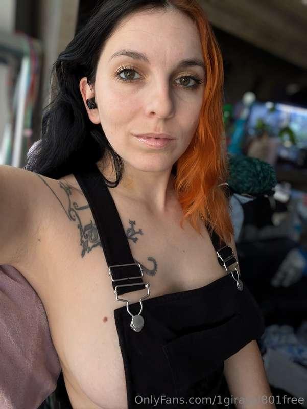 I love overalls and side boob 