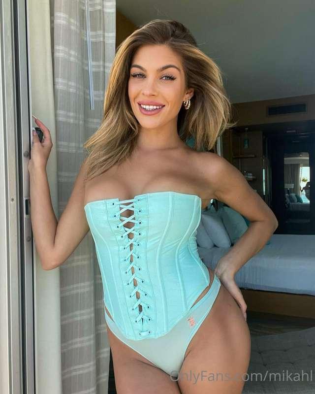 Feeling blue? Dm me so I can make your day better 👅