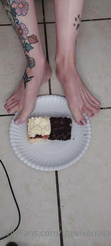 Wanna see these feet covered in cake? 😉