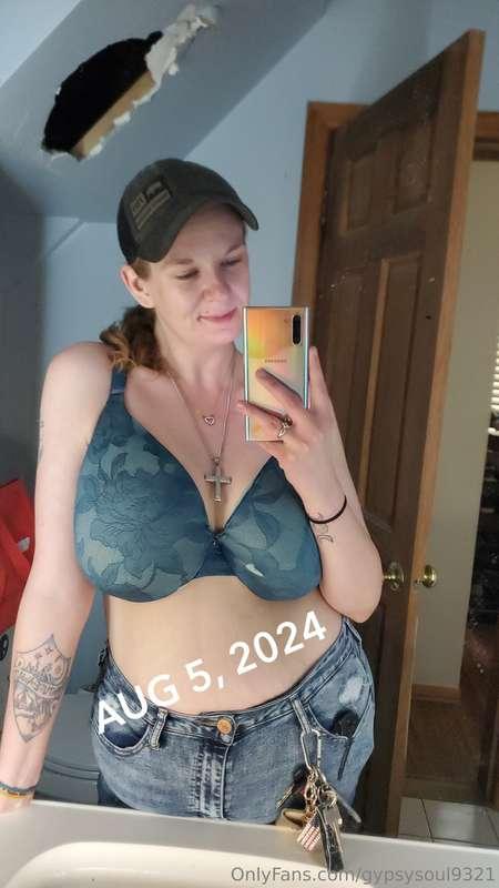 Titties to start your monday....🤷‍♀️