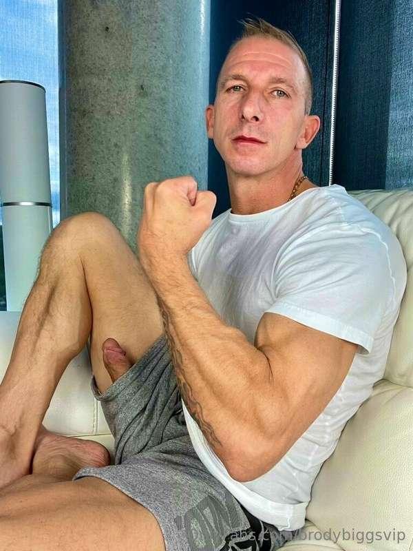 Which muscle would you touch 1st? 💪 or 🍆