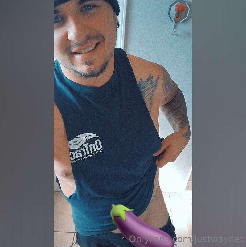  back from the gym ready to shower 🤤😏 