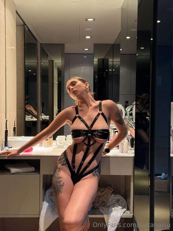 Bathroom break? More like heart attack break...Mirror’s luck..