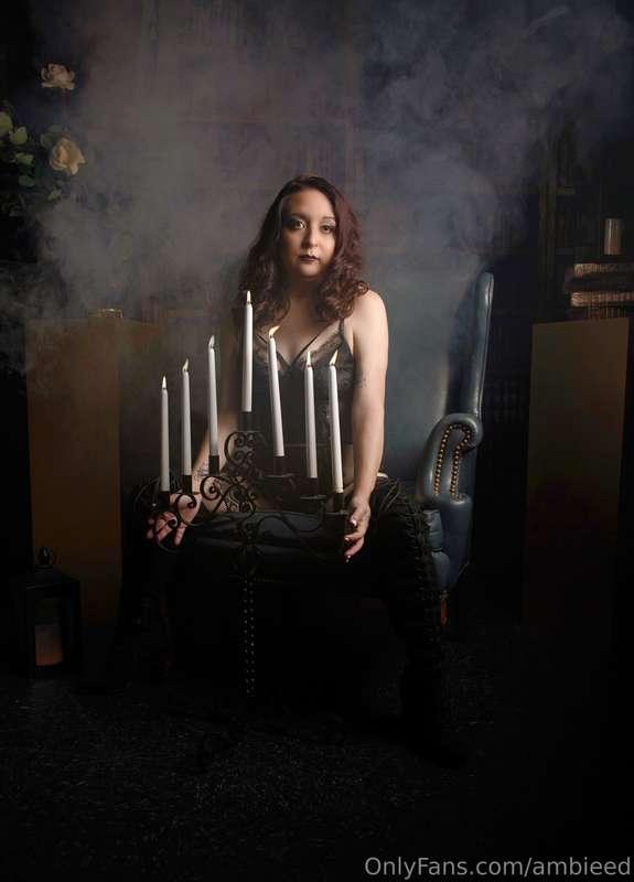 Happy Friday! Feet to worship, looks to kill — welcome to th..