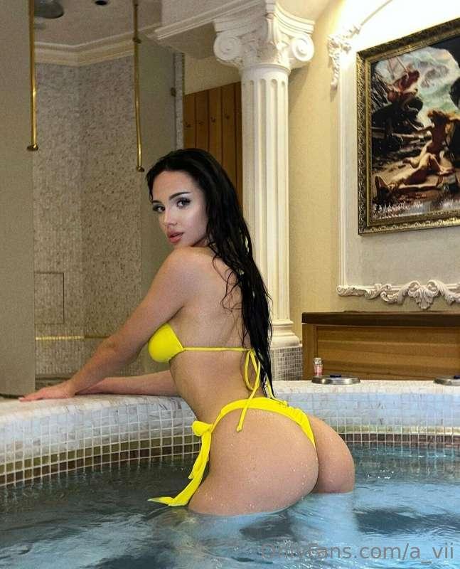Slap my wet ass 🫦💦💦💦