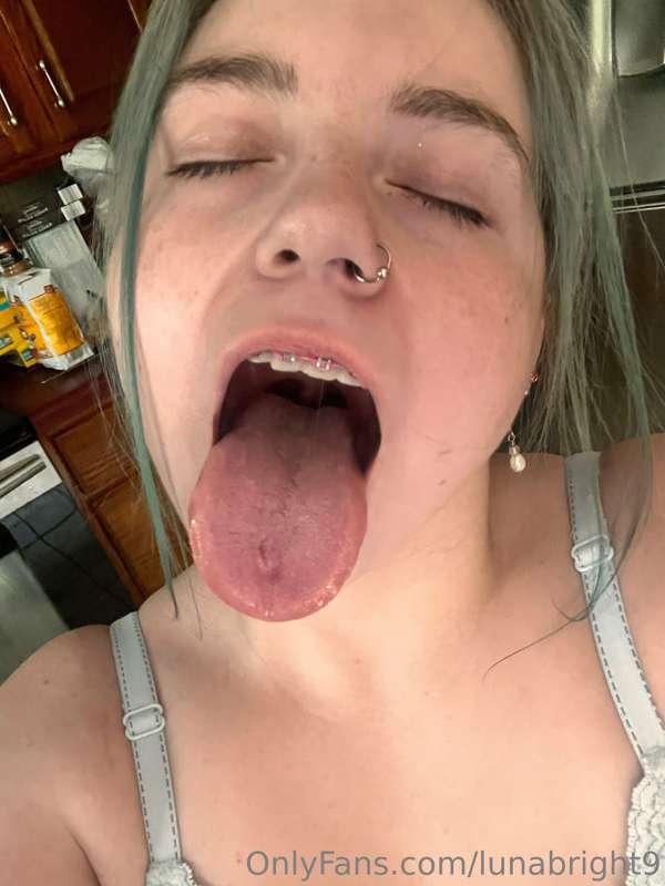 Waiting for someone to drop a hot load on my tongue 👅🤭