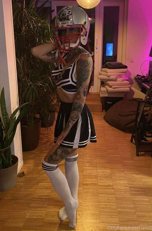 Fooling around on set hehee! American Football...I'm the TIG..