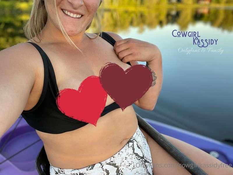 Tits out on the kayak 🤤
