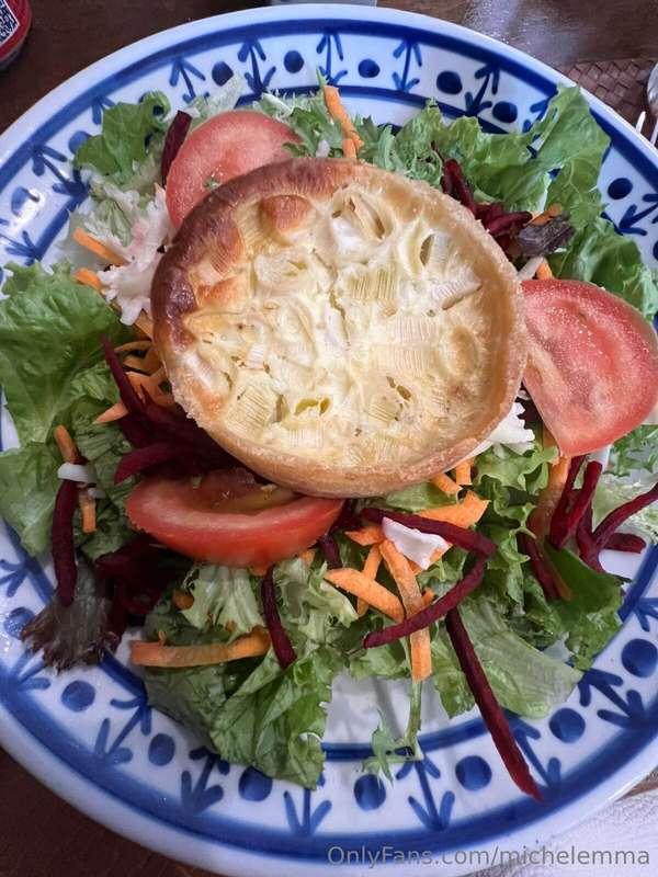 Salad + quiche, perfect everyday match that I love! 😍😋