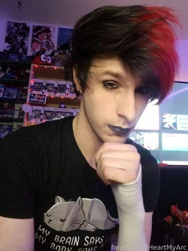 I've got some new vids on the way ❤ been using lipstick lately and I love how it makes me look 😊 #Femboy #Twink #NonBinary #FYP #Emo #AltGirl #AltBoy 