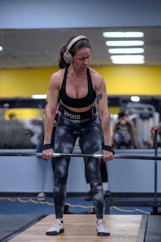 Show me some love ❤️ because I pulled 195 at my deadlift com..