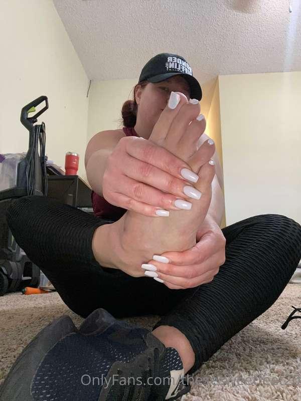 Enjoy some stinky sweaty post workout feet while I upload an..