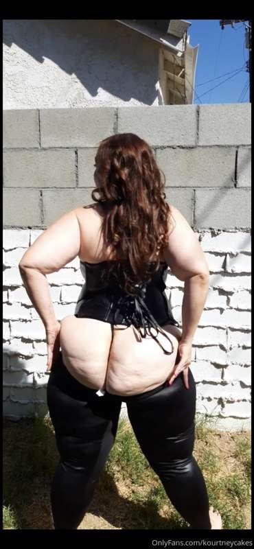 I’m loving how my ass cheeks hang out of these leather pants..