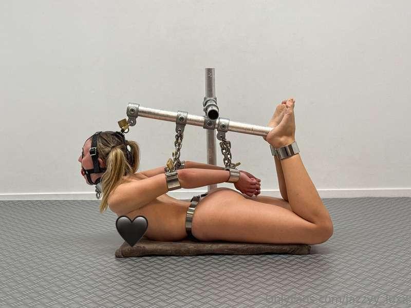 Da wurde lange drauf gewartet: Hogtie bei Fotoro in komplett..