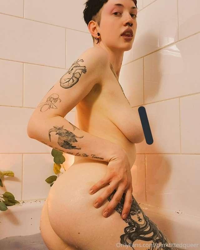 Who wants to get wet with me? 🤤💦🥵
