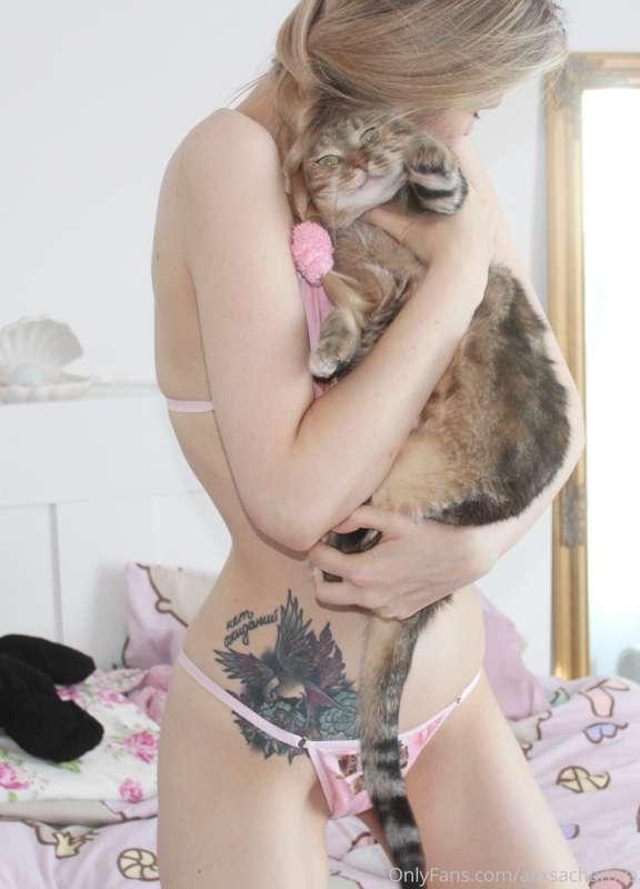 I asked my friend to take a pic of me and Luna and here's th..