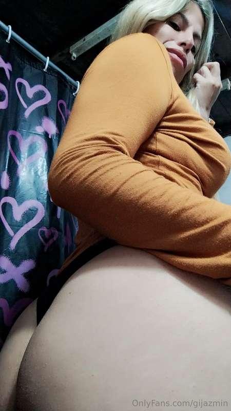 I want to sit my ass on your face....talk to me on DM let's ..