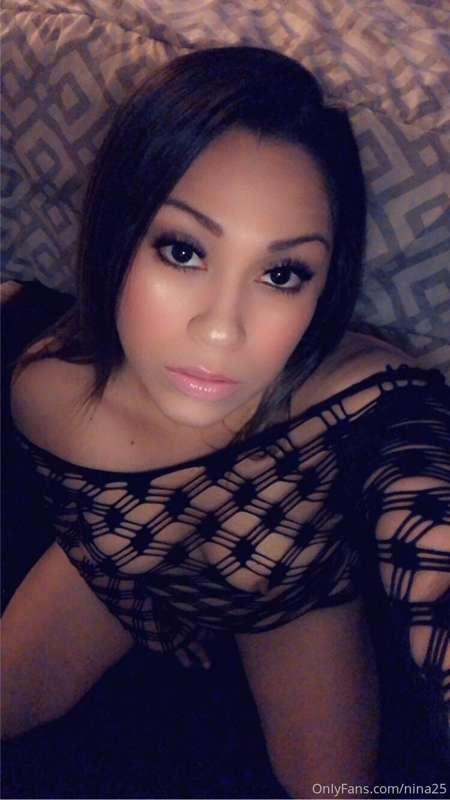 On my knees... like the submissive I love to be 😈🙇🏻‍♀️