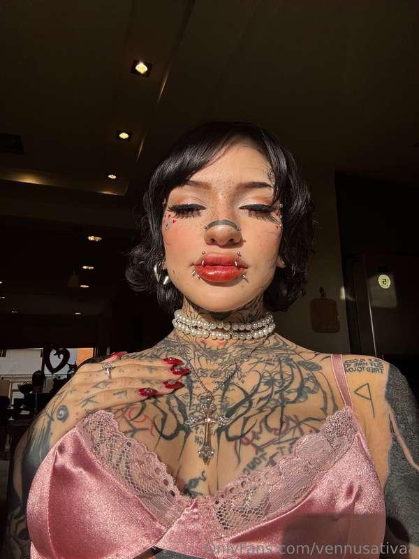 Think I can be your classy goth gf?