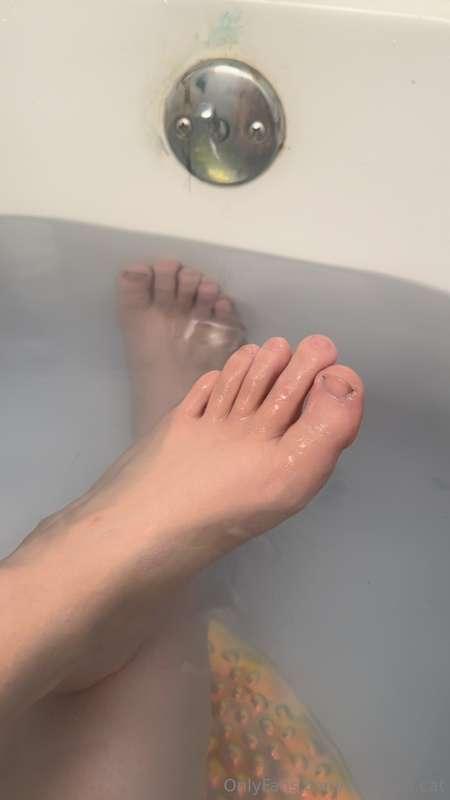 I genuinely think feet look so cute in water 😊💕