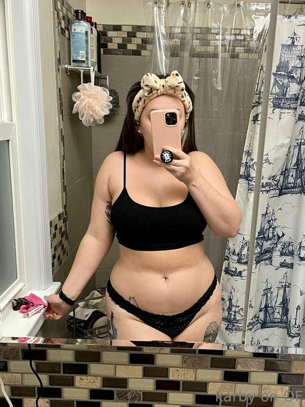 Simple mirror selfies for a Saturday morning 🖤