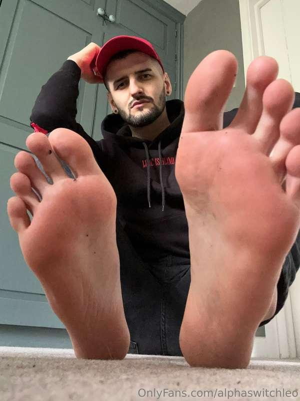 Lick my sweaty sole n be a good boy