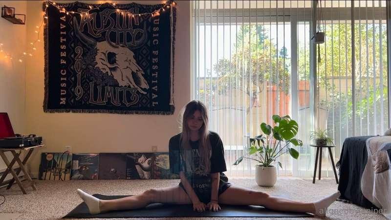 Stretch with me this morning ☕️
