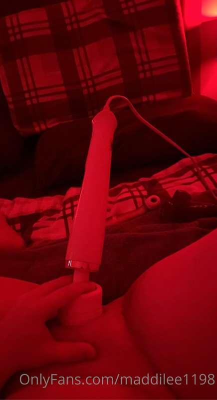 I hold this, you fuck me. Deal? 😍