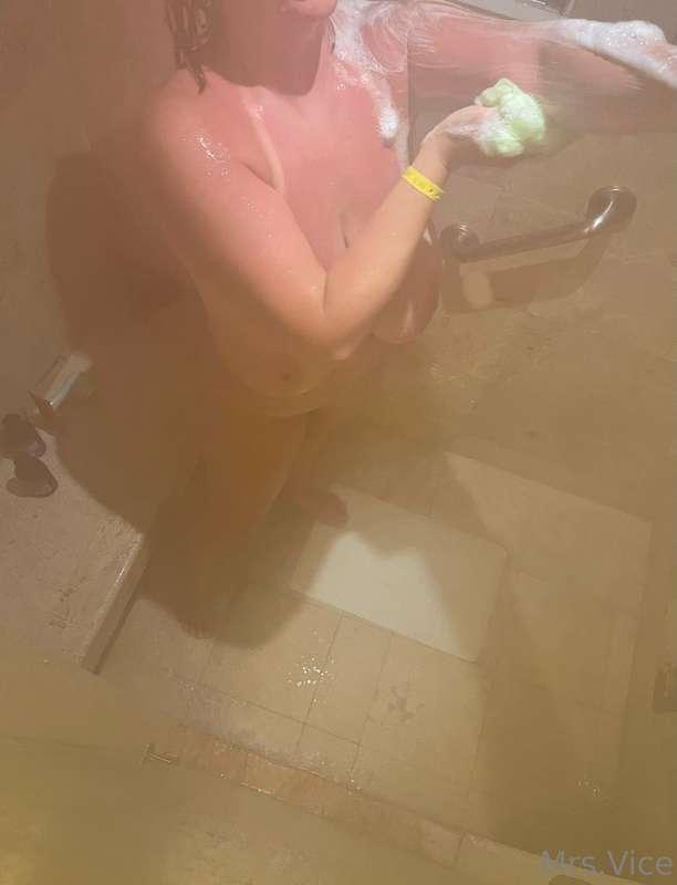 Some shower shots 🚿 🧼 sorry about the steamy camera lens 😬