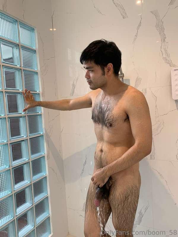 Anyone wanna rub my back.🤤🤤