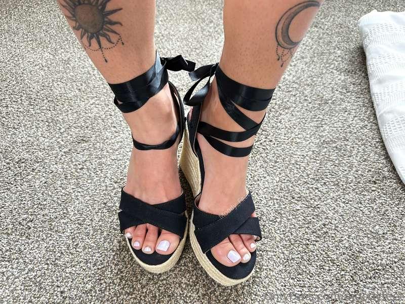 moodyfeet image #0