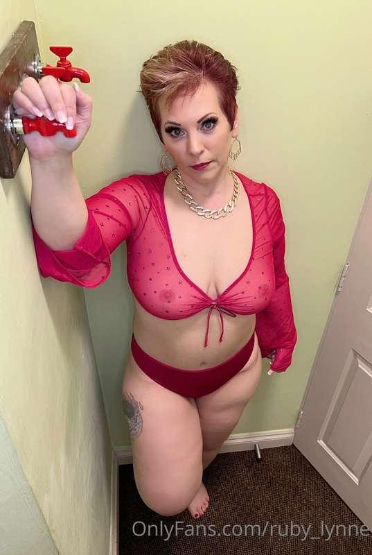 MILF Monday! 😈🥵 I’m backed in a corner, what should I do? 👅🔥