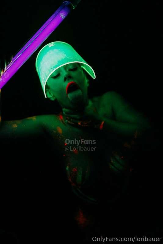 ***ARE YOU READY TO NEON PARTY?🥳😈🥵***

***¿ESTÁS LISTO PARA ..