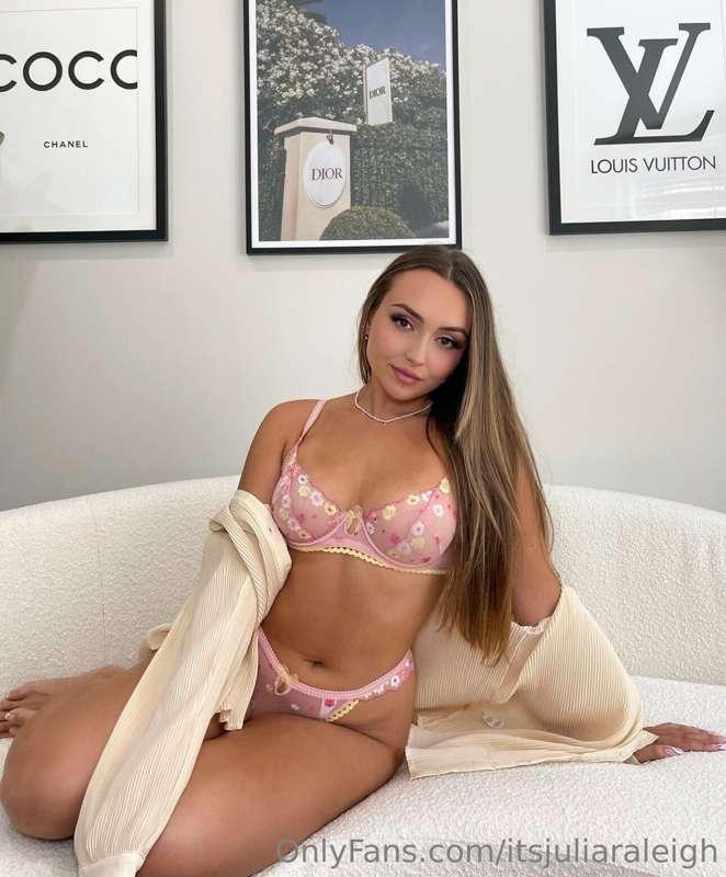 Your favorite girl💕 follow my main @juliaaraleigh for more 😘