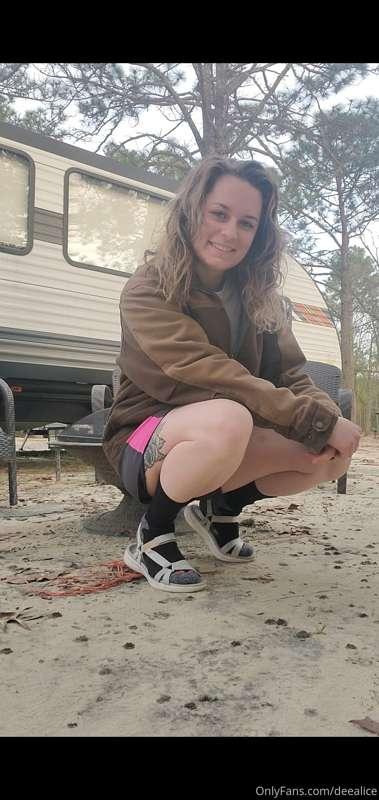Today's edition of campground fashion 😘 had to get up to wal..