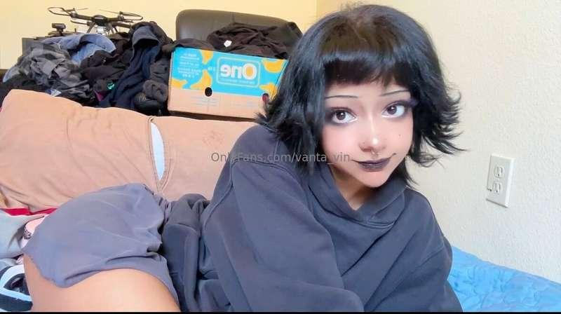 hallo new people!! ignore the background it's my bfs room XD